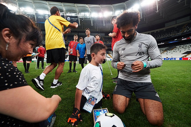 Heartwarming Moment as Mohamed Salah Plays with Disabled Fan - About Islam