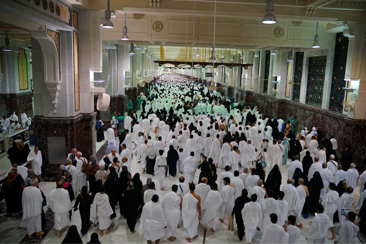 Pilgrims making sai