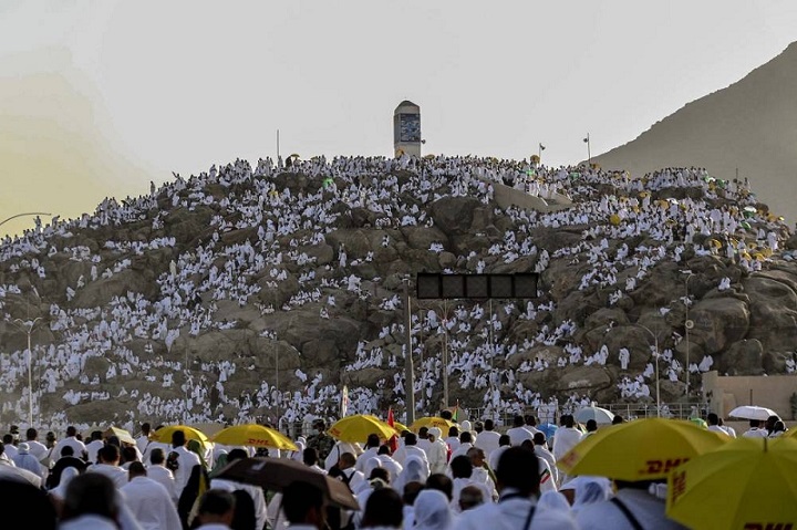 Pilgrims Ascend Arafat in Hajj Climax - About Islam