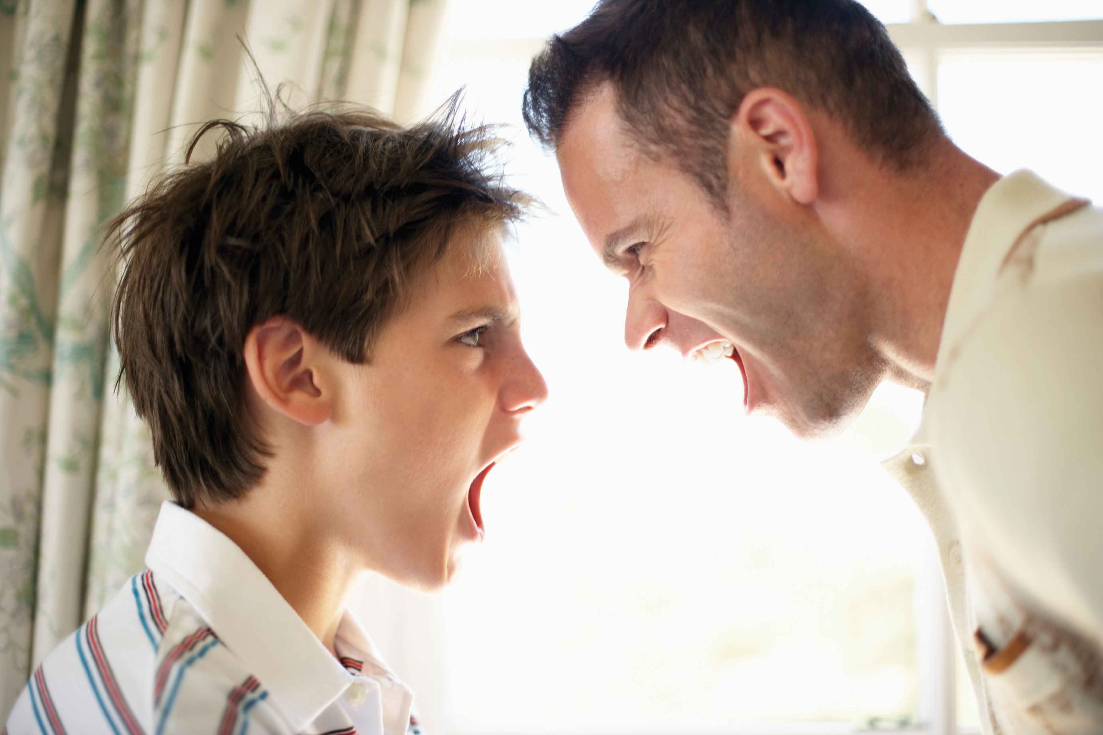 Проблема отношения друг к другу. Конфликт родителей и детей. Конфликт между родителями и детьми. Семейные конфликты. Подросток кричит.