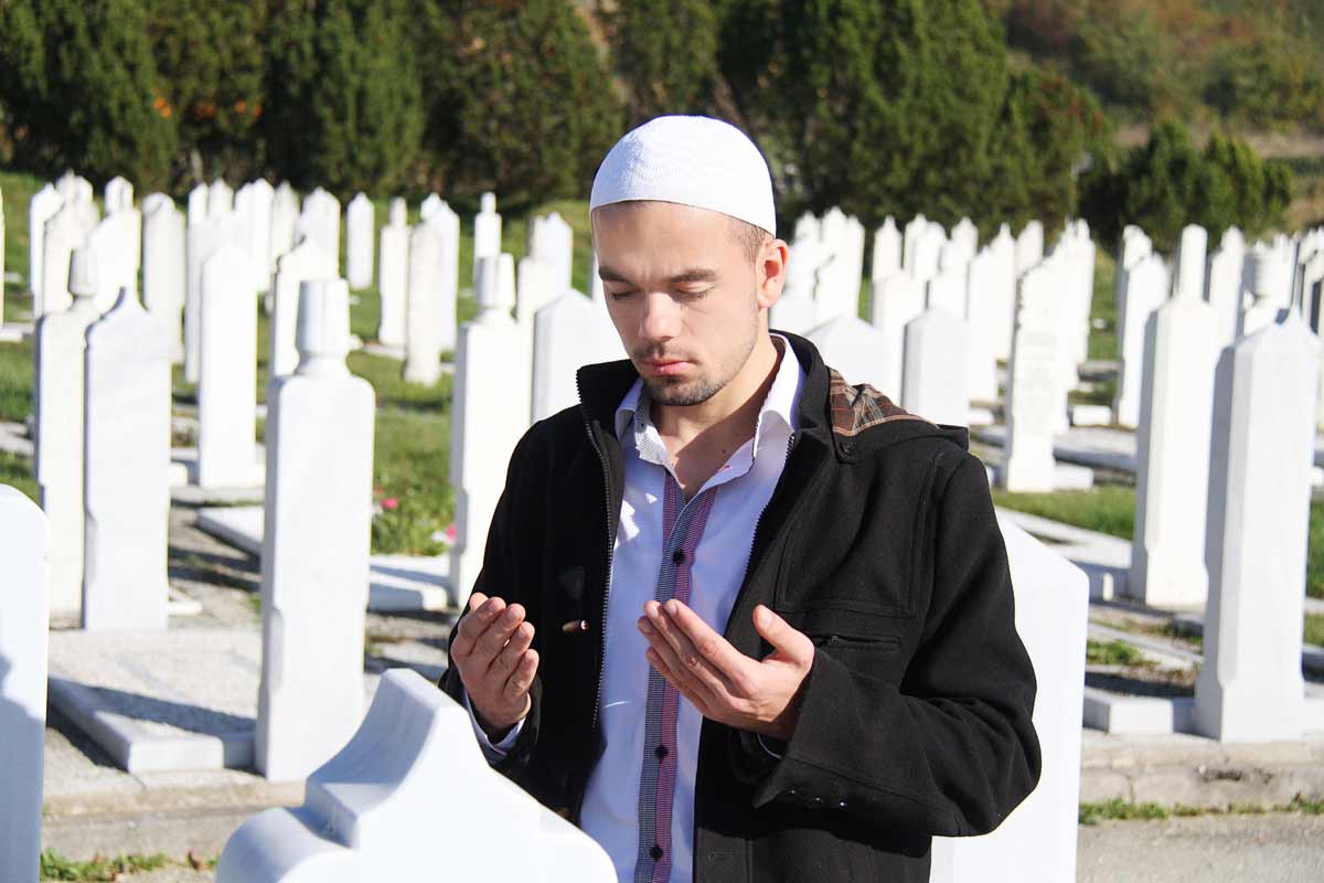 Is Offering Prayer at Graveyards Permissible?