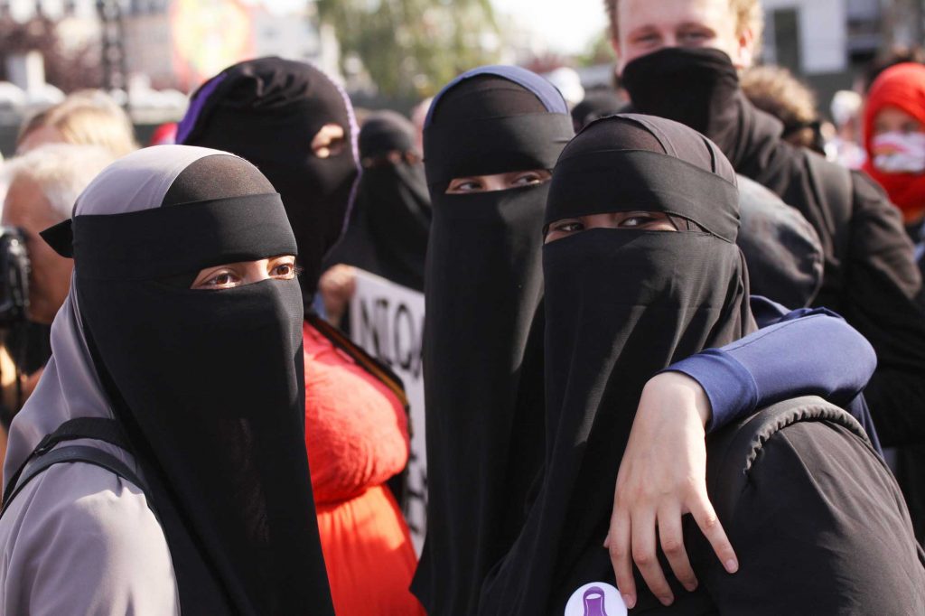 Muslim women in Niqab-Is Niqab Mandatory for Muslim Women?