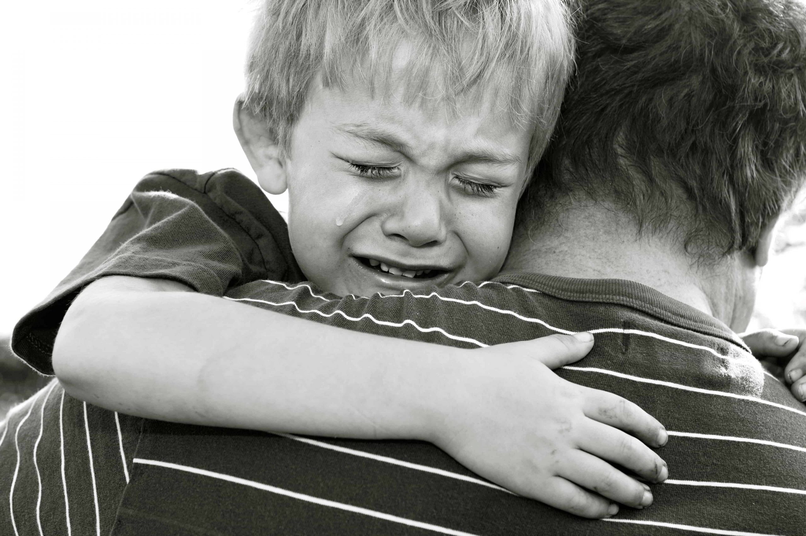 Внуки страдают. Ребенок без отца. Мальчик обнимает отца. Разлука с родителями. Детей разлучают с родителями.