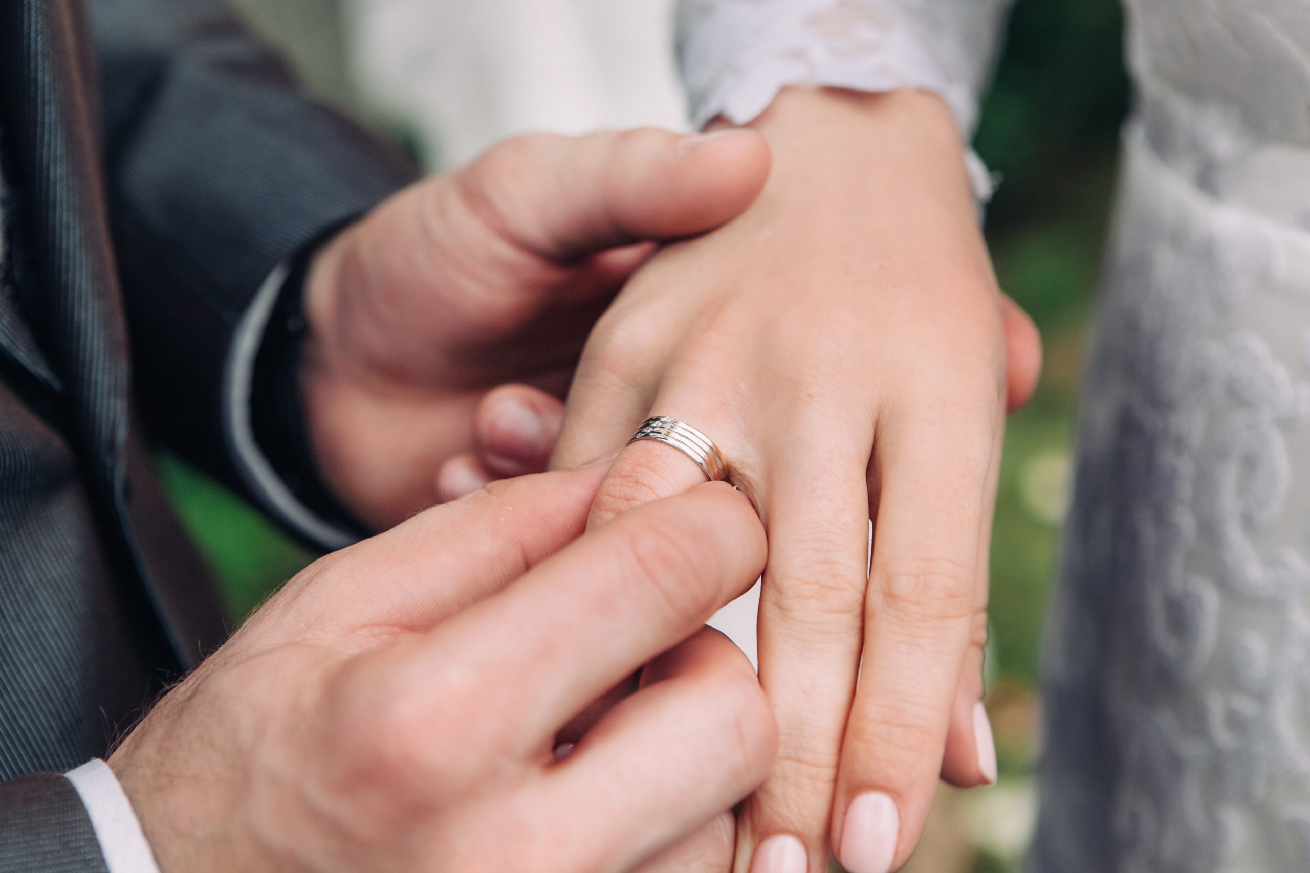 Second marriage. Жених надевает кольцо. Жених надевает кольцо невесте. Обручальные кольца на руках. Жених с кольцом.