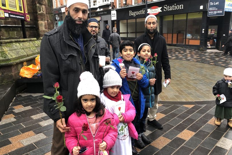 Derby Muslims Give out Roses, Sweets for Peace - About Islam