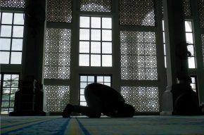 Muslim man praying-Is Offering 4 Rakahs before Isha Bidah?