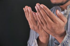 What to Say during the Pause of Friday Khutbah