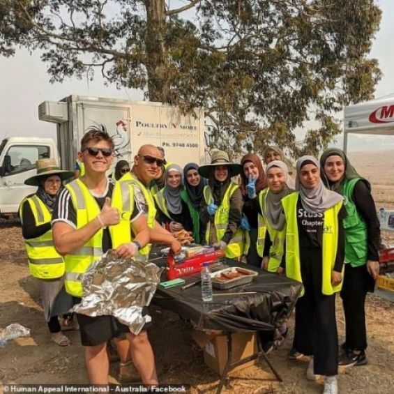 Aussie Muslims Cook Meals for Exhausted Firefighters - About Islam