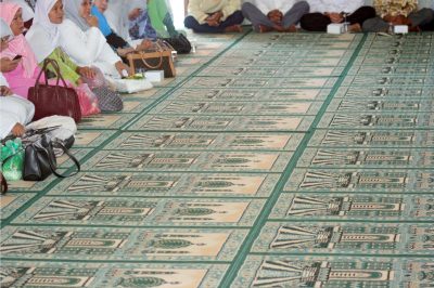 Can an Imam Teach Women Without a Barrier?