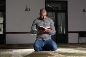 Is Covering the Awrah While Reading the Quran Necessary?