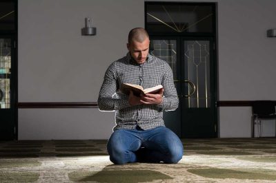 Is Covering the Awrah While Reading the Quran Necessary?