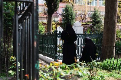 Can Men and Women Be Buried Together in Islam?