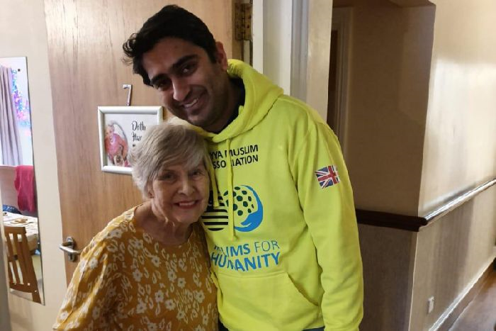 Muslim Youths Give Sweets,  Company to Elderly in Care Homes - About Islam