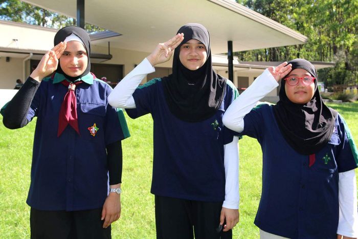 Muslim Crescent Scouts (from left) Azizah Gemicioglu, Aishah Gemicioglu and Maryam Kanillath at Karawatha Forest in Logan.
ABC News: Rachel Riga