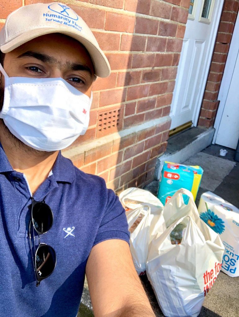 A young Muslim volunteer drops off food deliveries to a neighbor in need (Noor Hadi/AMYA UK)