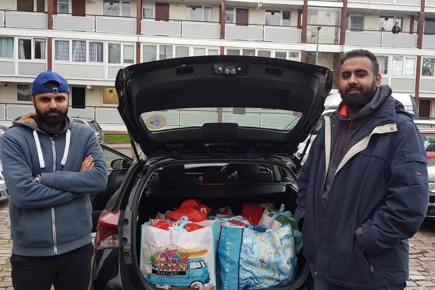 Muslim volunteers help buy and deliver groceries for those in need ( Noor Hadi/AMYA UK )