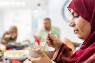 Should Women Prioritize Worship or Family in Ramadan?