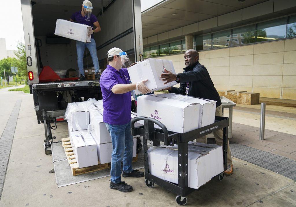 Restaurants dropped off over 1,000 meals and 1,500 desserts for doctors, nurses and staff. (Ashley Landis/The Dallas Morning News)