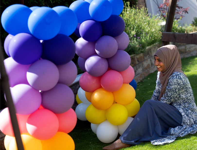 Lubna Dadabhoy secures an Eid Balloon Column (Photo by Cindy Yamanaka, The Press-Enterprise/SCNG)