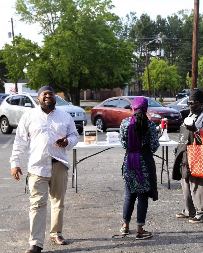 Members of the Muslim community distributing iftar