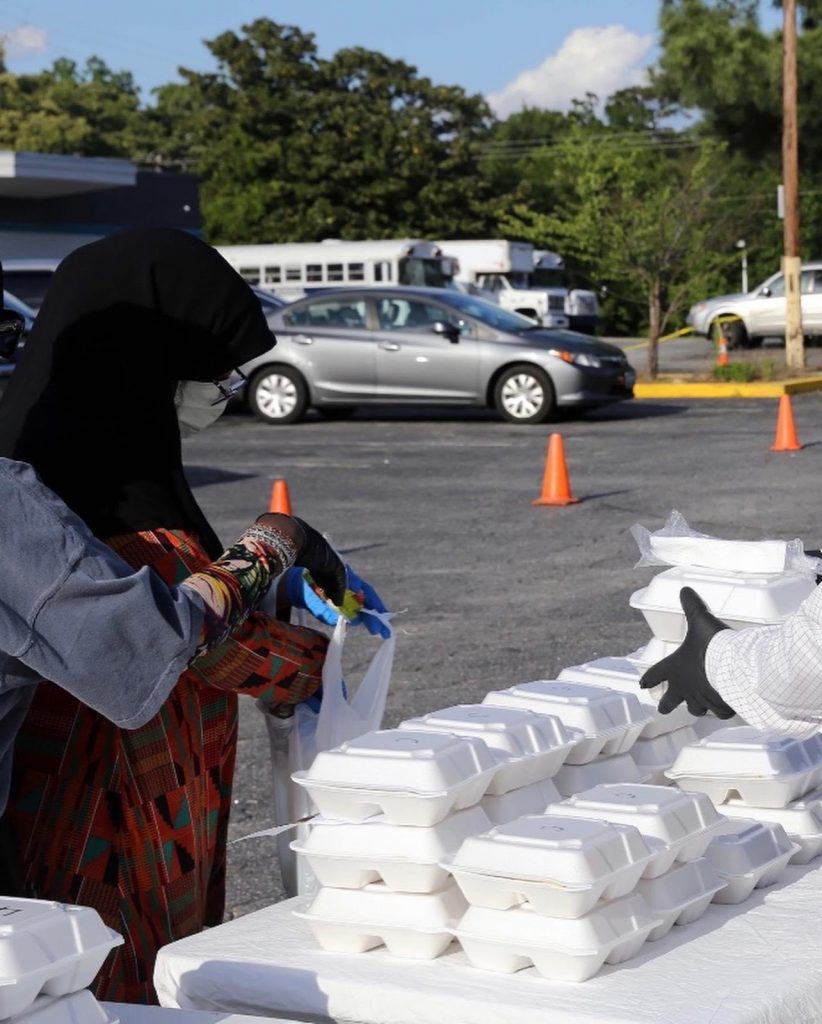 Volunteers preparing for iftarIn front of Atlanta Masjid Al-IslamMembers of the Muslim community distributing iftarVolunteers distributing iftar