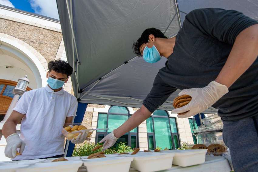 Despite COVID-19, US Muslim Volunteers Feed Hundreds - About Islam