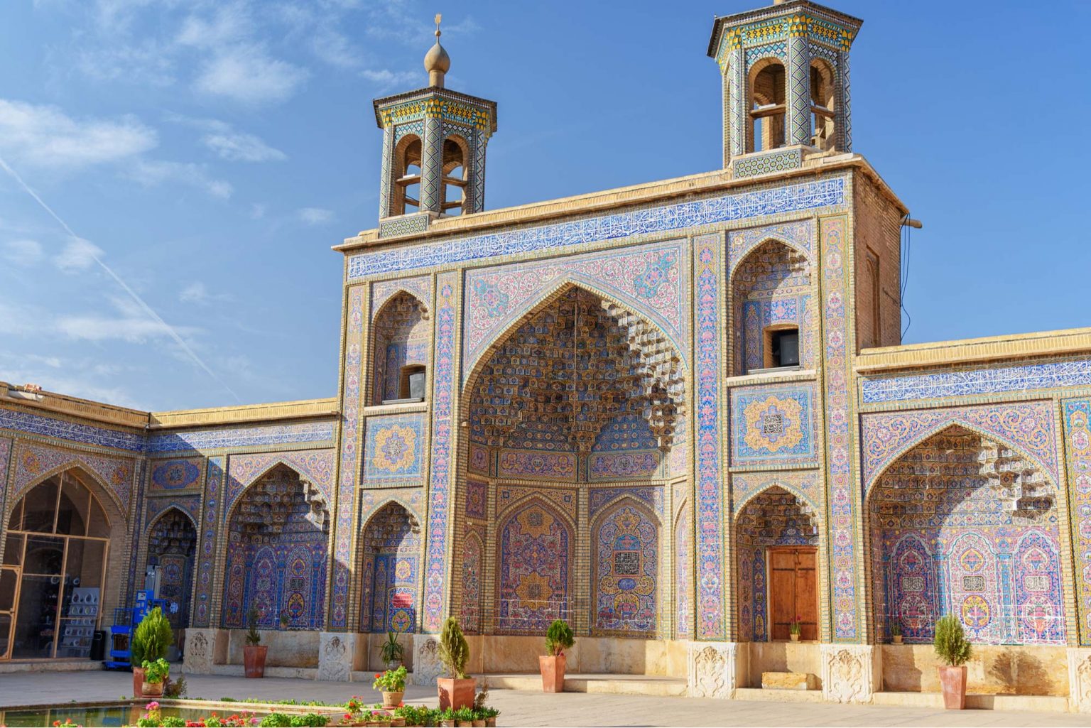 Here is One of World's Most Beautiful Mosques, with Its Whirling Colors ...