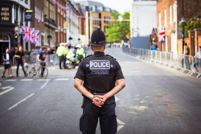 ماذا كانت شروط بريطاني مسلم للعمل في الشرطة؟