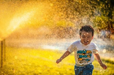 Contrario a la creencia popular, el estudio de la psicología de la felicidad muestra que somos más felices cuando nos preocupamos menos por nosotros y más por los demás.