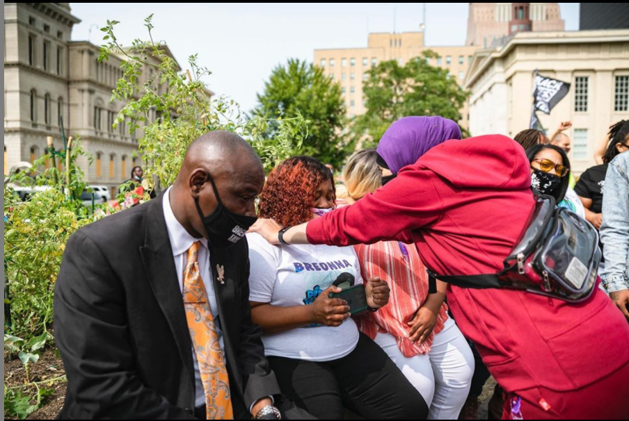 Linda Sarsour with parents of Breonna Taylor (Photo Credit: ebranchphotography)