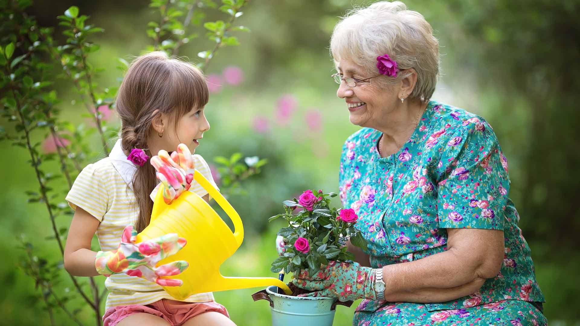 Как помочь внучке. Бабушка и внучка. Бабушка и внучка в саду. Помогать бабушке в саду. Бабушка с внучкой в цветах.