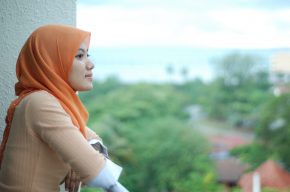 Can Muslim Women Wear Colored Hijab?