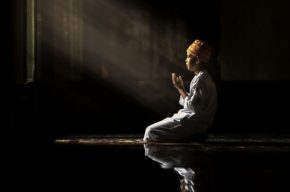 Muslim child making duaa-Should Surahs Be in Order During Prayer?