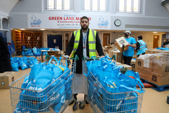 Mosque Volunteers Battle Snow to Feed Vulnerable - About Islam