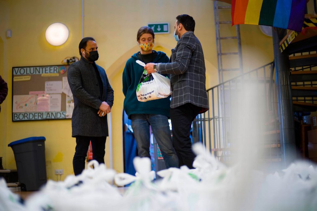 Mosque Delivers Food to People 'Sleeping Hungry' in Bristol - About Islam