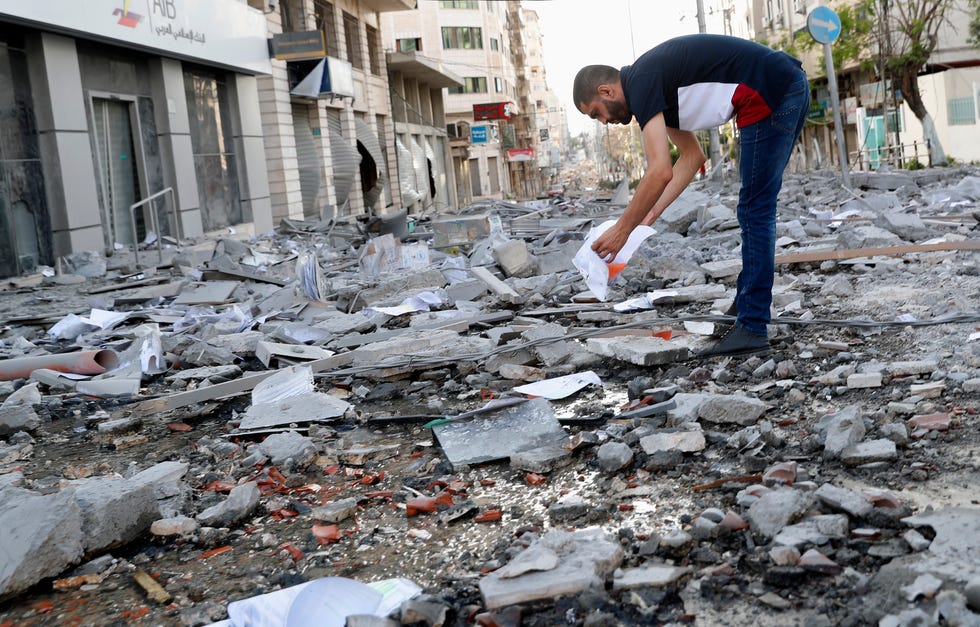 In Gaza: Rescuer Hailed for Returning Money Found Under Rubbles - About Islam