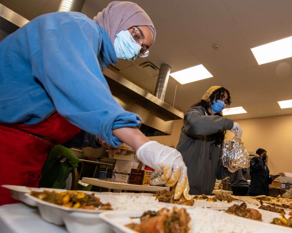 Muslims Feed Hundreds on Annual Soup Kitchen Day - About Islam