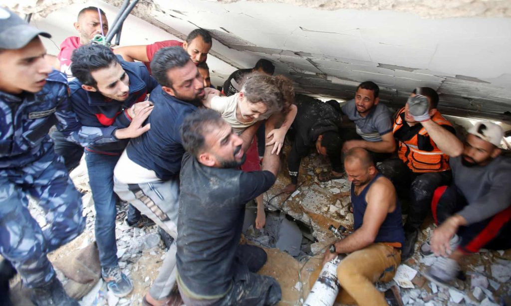 Rescuers pulling Suzy Ishkontana / Reuters/Mohammed Salem