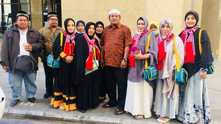 Basuni Hasan (centre) poses with a group of pilgrims before borders were shut to curb the spread of COVID-19. (Photo: Basuni Hasan)