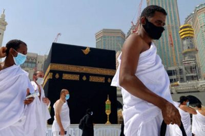 Hajj 1442: Socially-Distanced Robots Serve Zamzam Water - About Islam