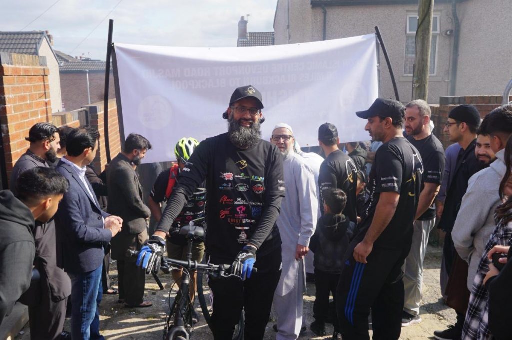 Cyclists Given Heroes Welcome after Raising £50K for Mosque - About Islam