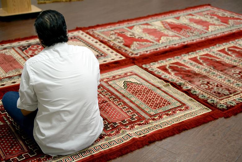 Hoosiers Donate Prayer Rugs to Afghan Refugees About Islam