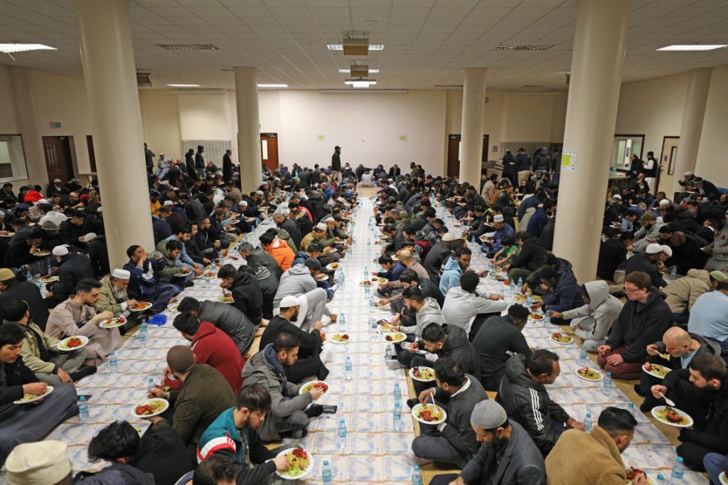 Ramadan: London Mosque Serves 500 Iftar Meals Daily - About Islam