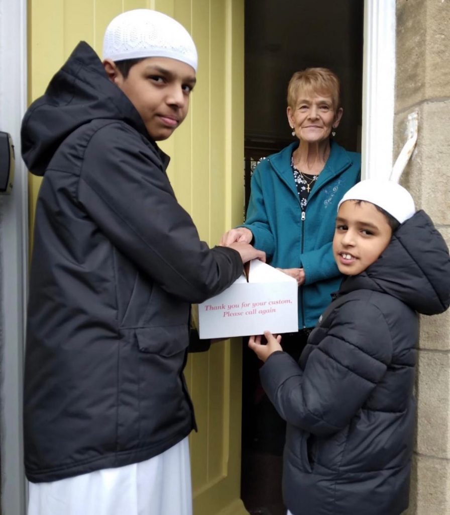 These Two Young Muslims Donate Meals to Elderly People - About Islam