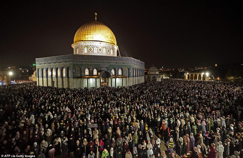 Thousands of Muslims Mark Laylat Al-Qadr Worldwide - About Islam
