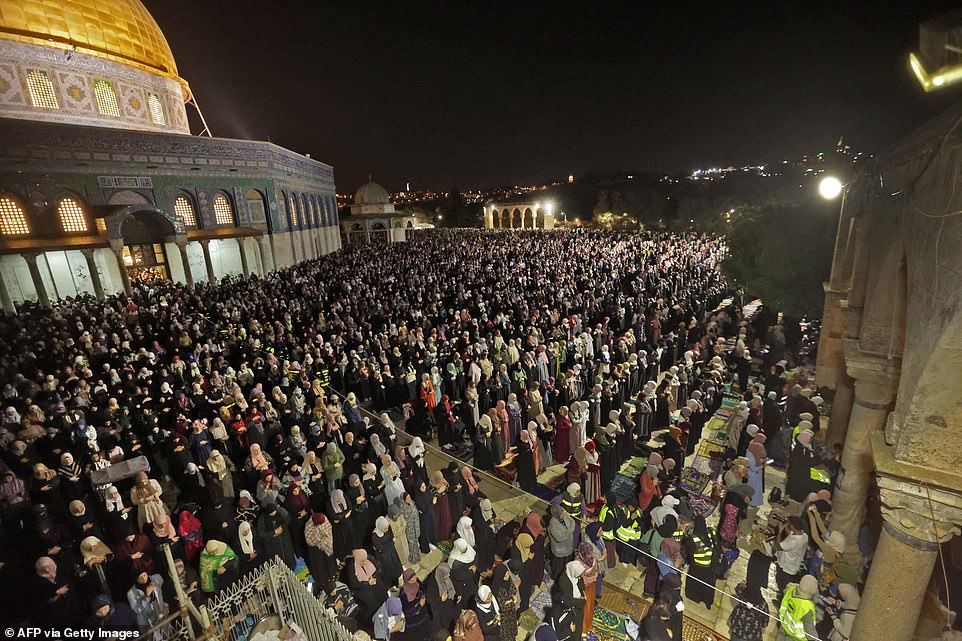Thousands of Muslims Mark Laylat Al-Qadr Worldwide - About Islam