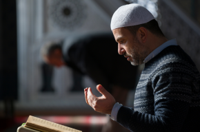 Muslims praying in mosque-Can a Traveler Pray Tarawih?