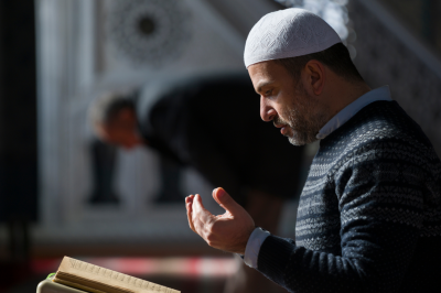 Muslims praying in mosque-Can a Traveler Pray Tarawih?