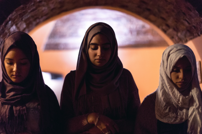 Young Muslim Women praying-Have Brownish Discharges: Can I Pay Tarawih?