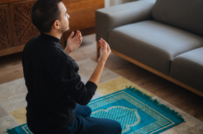 Muslim praying at home-Can I Read Quran Out Loud in Nafl Prayers? (Video)
